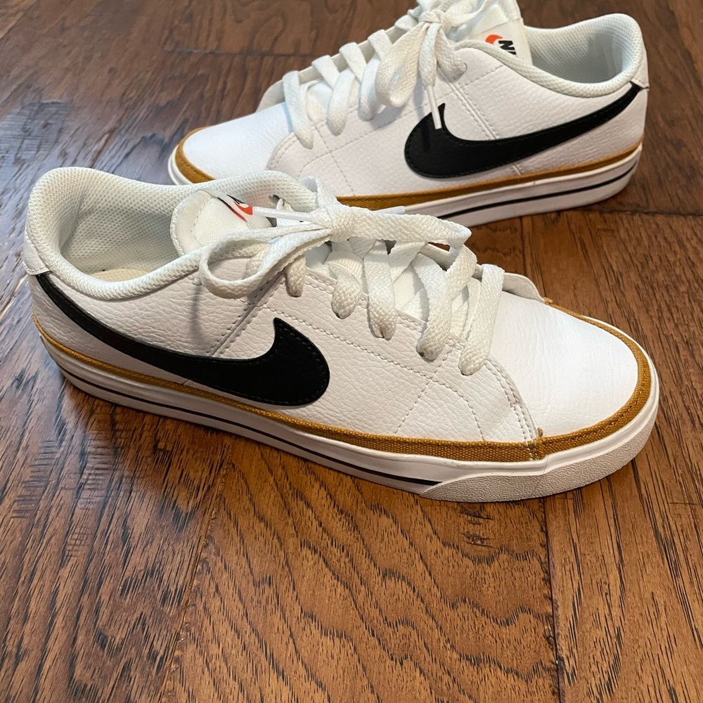Women Nike Court Low Top Shoe